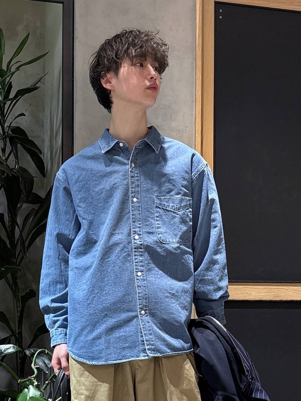 ブラック系のボストンバッグ、ブルー系のシャツ/ブラウス、ブルー系のブルゾンを着用したメンズの冬コーディネートの7枚目の写真