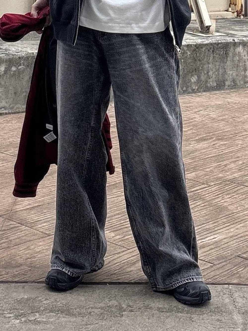 ブラック系のスニーカー、ホワイト系のTシャツ/カットソー、レッド系のスカジャンを着用したメンズの春コーディネートの3枚目の写真