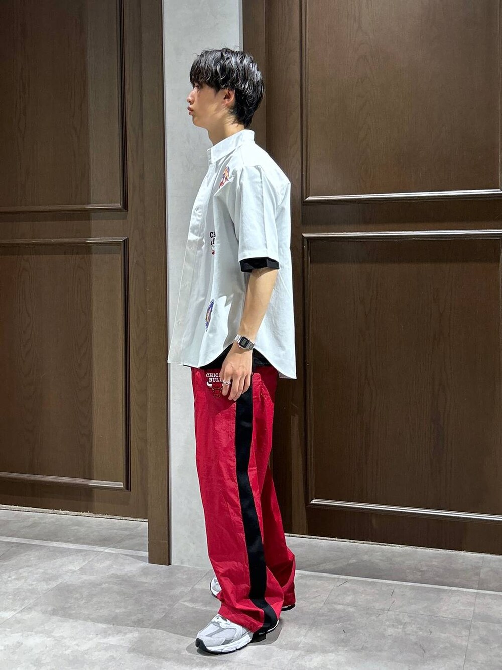 ブラック系のTシャツ/カットソー、ホワイト系のシャツ/ブラウス、グレー系のスニーカーを着用したメンズの夏コーディネートの3枚目の写真