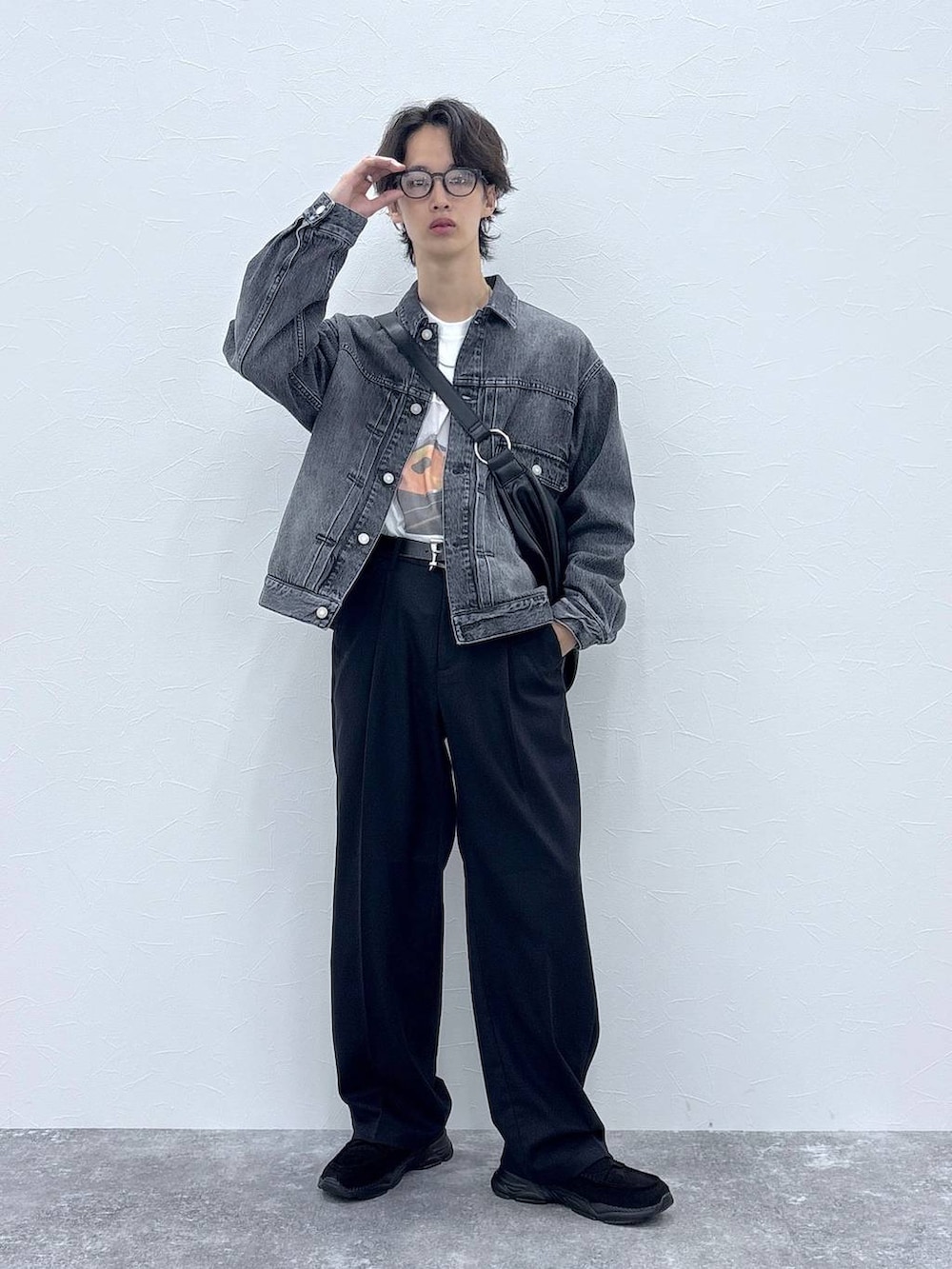 ブラック系のスラックス、グレー系のデニムジャケット、その他のショルダーバッグを着用したメンズの秋コーディネートの6枚目の写真