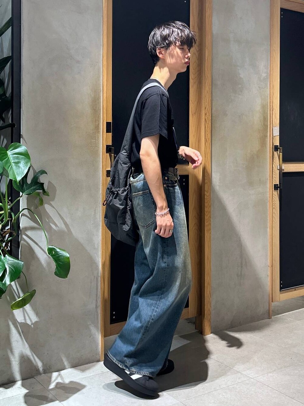 「女子ウケ、ベーシック/シンプル、きれいめ、デート/ロマンティック、春コーデ、夏コーデ、ラフ、モテ、Tシャツ、ネックレス、ワイドパンツ、RAGEBLUE、カジュアル、デニムパンツ」|「GOOD ROCK SPEEDの【GOOD ROCK SPEED/グッドロックスピード】ヴィンテージライク/ロックバンドフォトTシャツ(Tシャツ/カットソー、ブラック系)」を使った、 koutaさん(メンズ・173cm)の秋コーディネートの4枚目の写真
