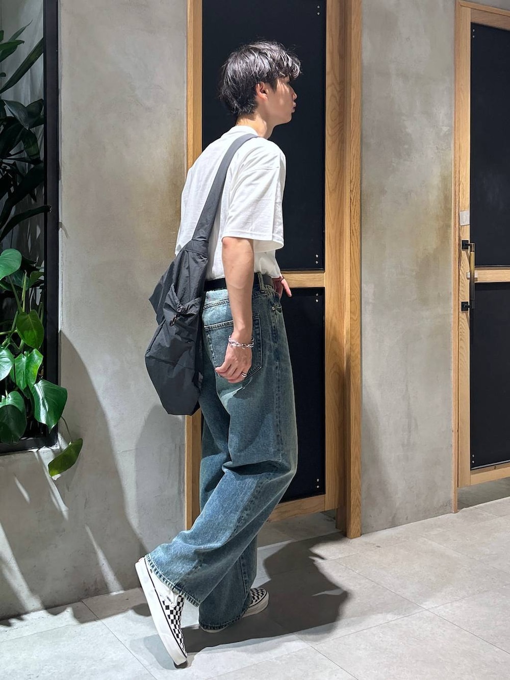 「女子ウケ、ベーシック/シンプル、デート/ロマンティック、春コーデ、夏コーデ、ラフ、モテ、Tシャツ、ネックレス、ワイドパンツ、RAGEBLUE、ショルダーバッグ、デニムパンツ、カジュアル、ベルト」｜「SIGNAL SPORTSの【SIGNAL SPORTS】ワンポイント刺繍/天竺コットンルーズTシャツ（Tシャツ/カットソー、ホワイト系）」を使った、 koutaさん（メンズ・173cm）の夏コーディネートの4枚目の写真