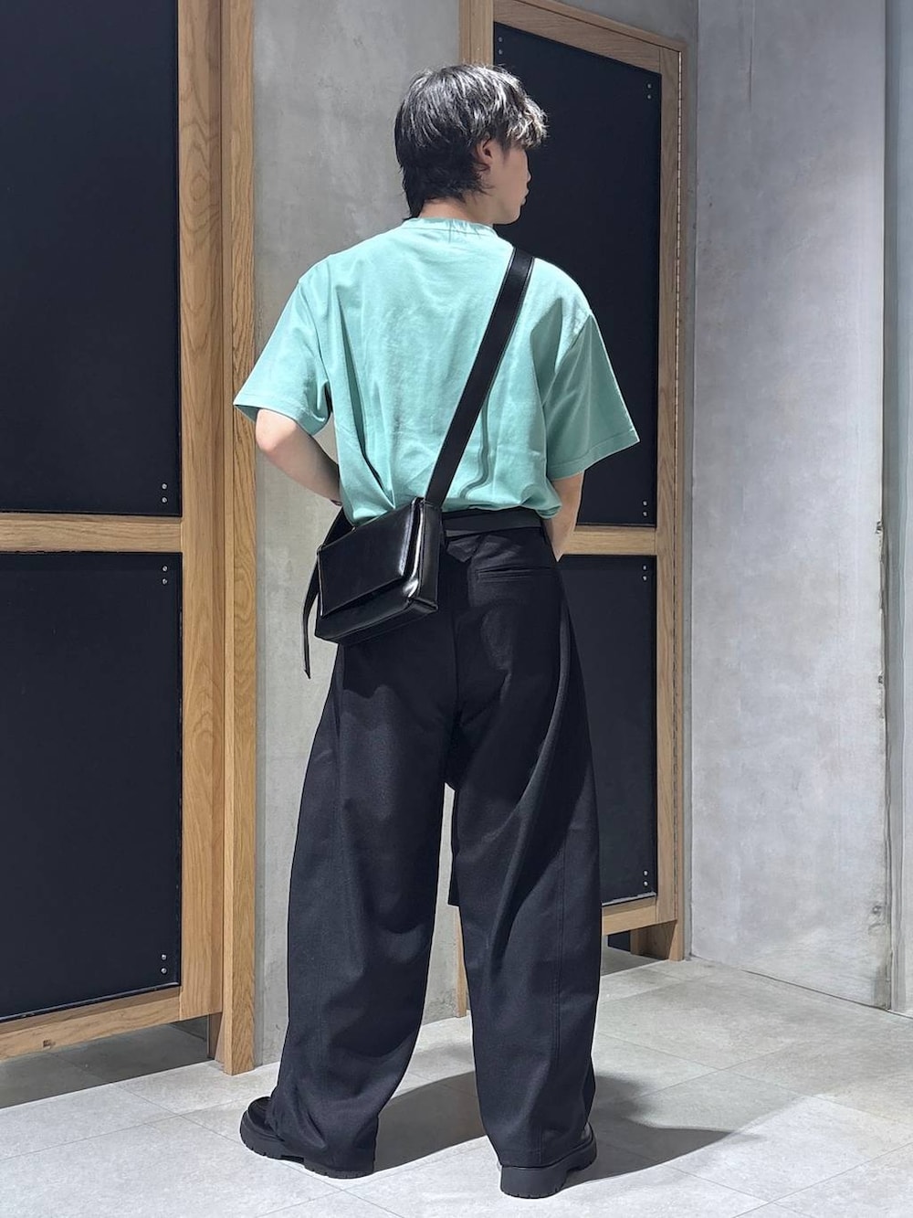 ブラック系のシャツ/ブラウス、ブラック系のスラックス、ブラック系のドレスシューズを着用したメンズの春コーディネートの5枚目の写真