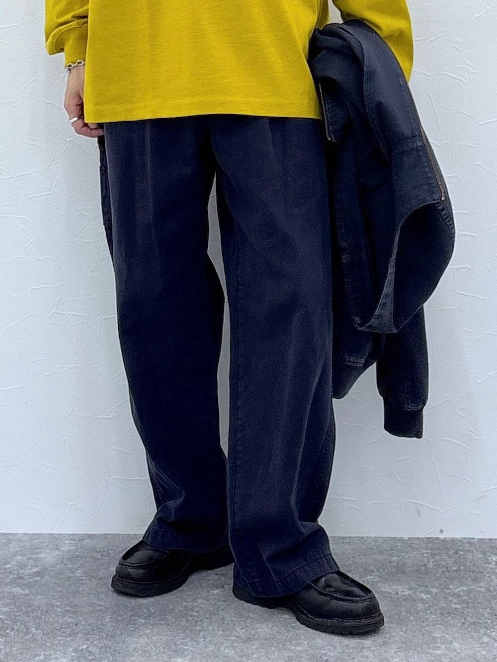 ブルー系のブルゾン、ブルー系のデニムパンツ、イエロー系のTシャツ/カットソーを着用したメンズの秋コーディネートの3枚目の写真