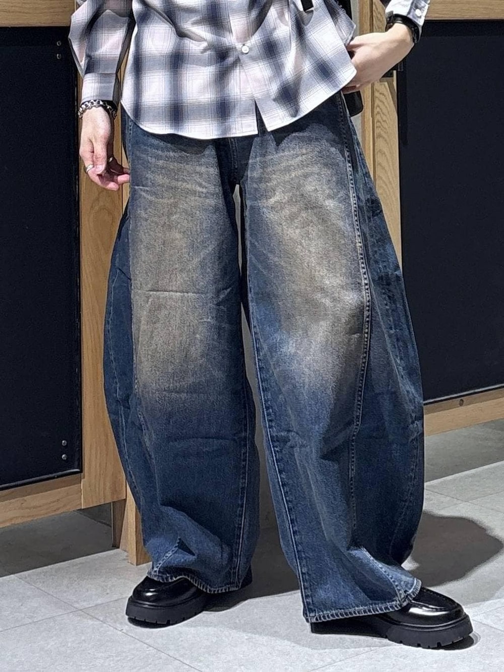 ブラック系のドレスシューズ、ブラック系のショルダーバッグ、ピンク系のシャツ/ブラウスを着用したメンズの春コーディネートの3枚目の写真