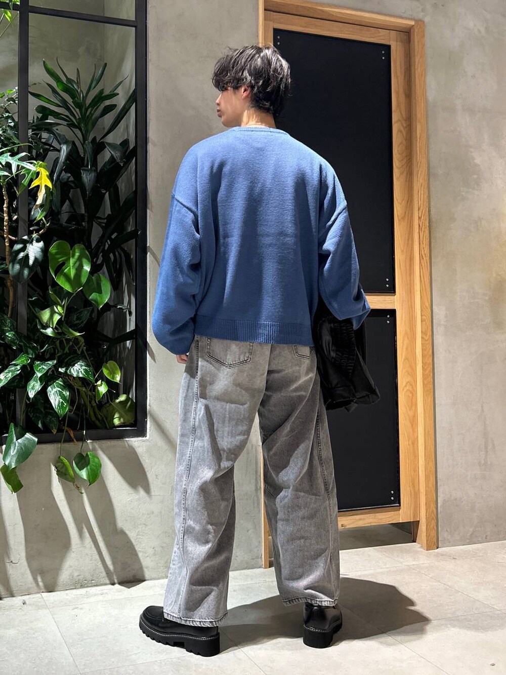 グレー系のブルゾン、ブラック系のドレスシューズ、グレー系のデニムパンツを着用したメンズの冬コーディネートの9枚目の写真