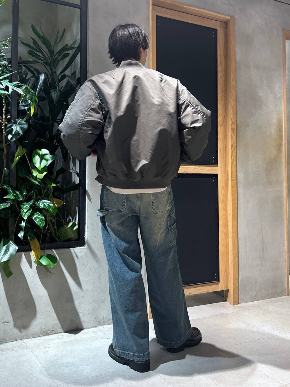 「ミリタリー、女子ウケ、ベーシック/シンプル、デート/ロマンティック、秋コーデ、冬コーデ、ラフ、モテ、Tシャツ、ネックレス、ワイドパンツ、RAGEBLUE、ニット、MA-1、カジュアル」|「RAGEBLUEのwide painter buggy denim pants/ヴィンテージライクデニム/バギーペインターパンツ(デニムパンツ、ブルー系)」を使った、 koutaさん(メンズ・173cm)の秋コーディネートの9枚目の写真