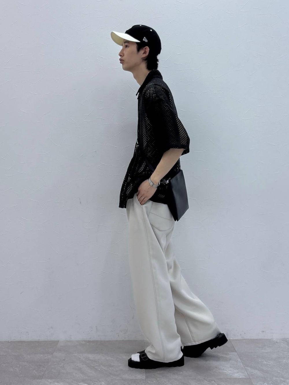 ブラック系のショルダーバッグ、ブラック系のシャツ/ブラウス、ブラック系のサンダルを着用したメンズの夏コーディネートの4枚目の写真