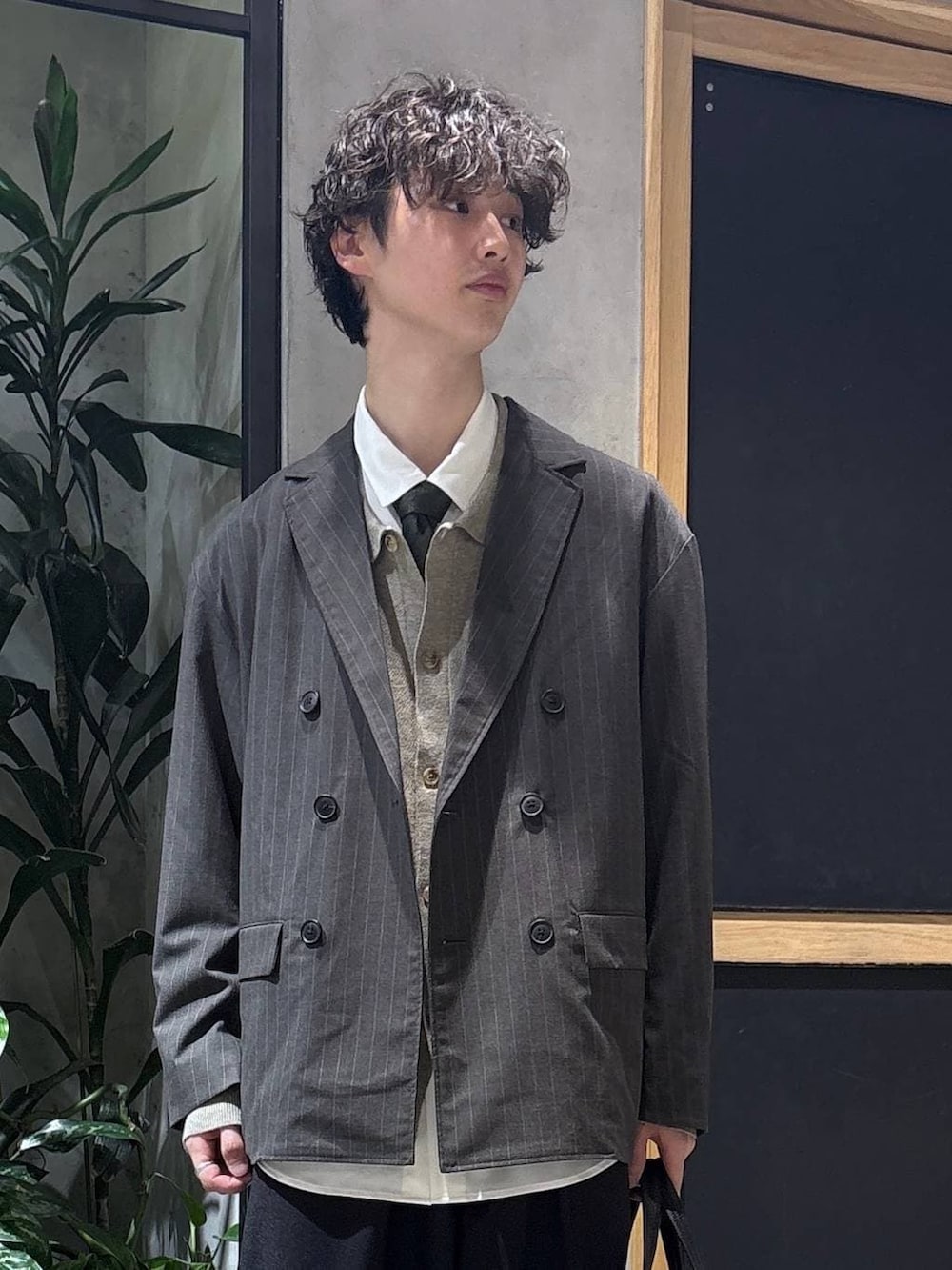 グレー系のテーラードジャケット、ホワイト系のシャツ/ブラウス、ブラック系のボストンバッグを着用したメンズの春コーディネートの7枚目の写真