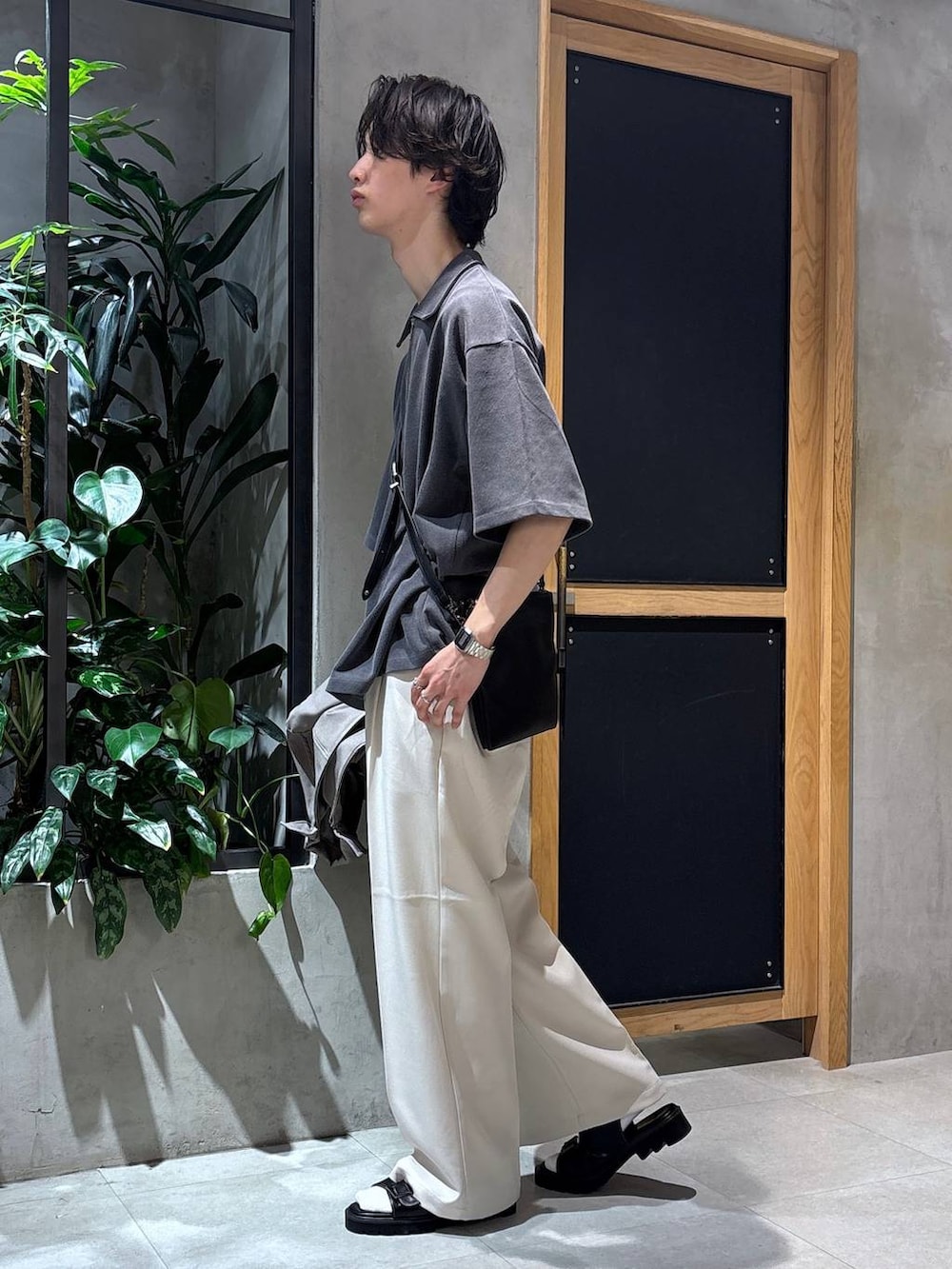 「女子ウケ、ベーシック/シンプル、きれいめ、春コーデ、夏コーデ、ラフ、Tシャツ、ワイドパンツ、RAGEBLUE、シンプルコーデ、きれいめカジュアル、シンプル、ショルダーバッグ、シャツ、スラックス」|「Healthknitの【Healthknit/ヘルスニット】2ラインロングソックス3P(ソックス/靴下、ホワイト系)」を使った、 koutaさん(メンズ・173cm)の夏コーディネートの8枚目の写真