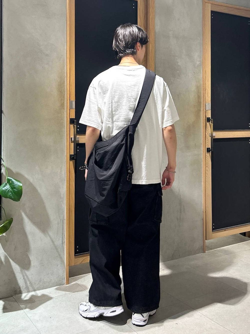 「女子ウケ、ベーシック/シンプル、デート/ロマンティック、春コーデ、夏コーデ、ラフ、モテ、Tシャツ、ネックレス、ワイドパンツ、RAGEBLUE、スニーカー、カジュアル、ストリート、ショルダーバッグ」｜「NEW BALANCEの【New Balance】MR530SG（スニーカー、ホワイト系）」を使った、 koutaさん（メンズ・173cm）の夏コーディネートの5枚目の写真