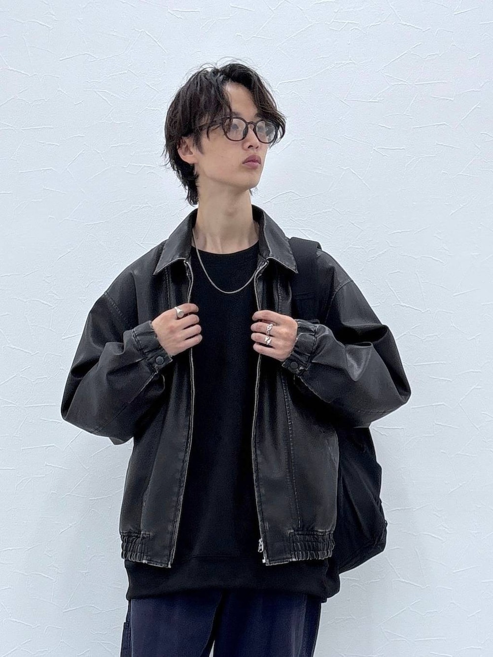 ブラック系のスウェット、ブラック系のブルゾン、ブラック系のバックパック/リュックを着用したメンズの秋コーディネートの7枚目の写真