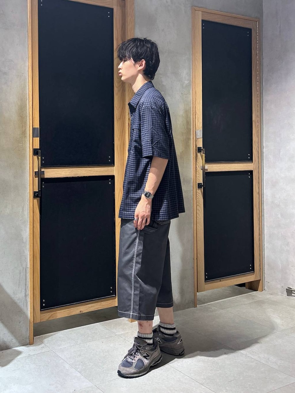 「女子ウケ、ベーシック/シンプル、デート/ロマンティック、春コーデ、夏コーデ、ラフ、モテ、Tシャツ、ネックレス、ワイドパンツ、RAGEBLUE、カジュアル、シャツ、ハーフパンツ、サマーセール」|「RAGEBLUEのフラワー/コインモチーフデザインリング(リング、ホワイト系)」を使った、 koutaさん(メンズ・173cm)の夏コーディネートの2枚目の写真