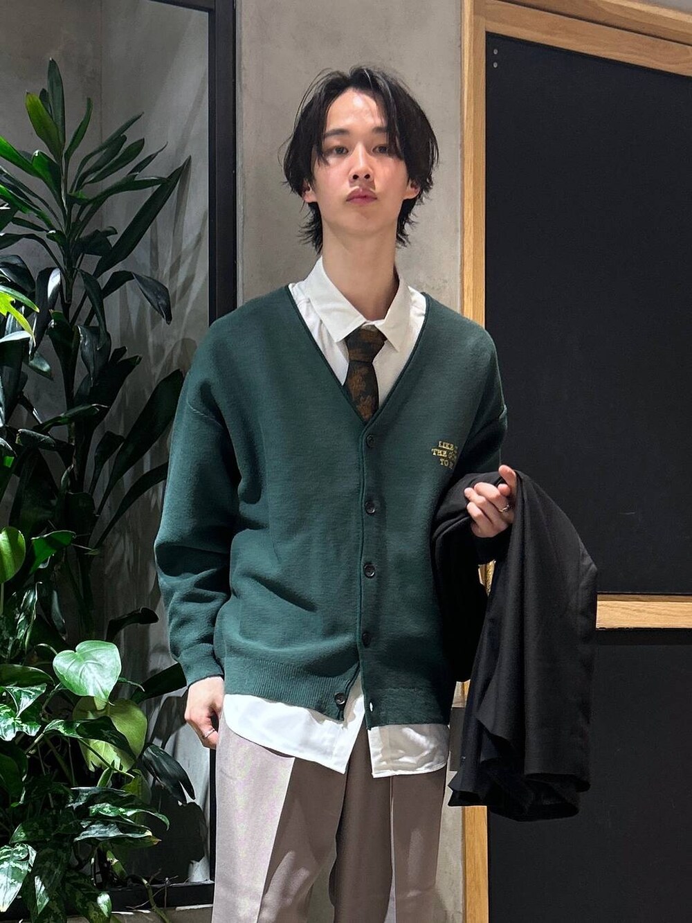 ホワイト系のシャツ/ブラウス、ベージュ系のスラックス、ブラック系のドレスシューズを着用したメンズの春コーディネートの7枚目の写真