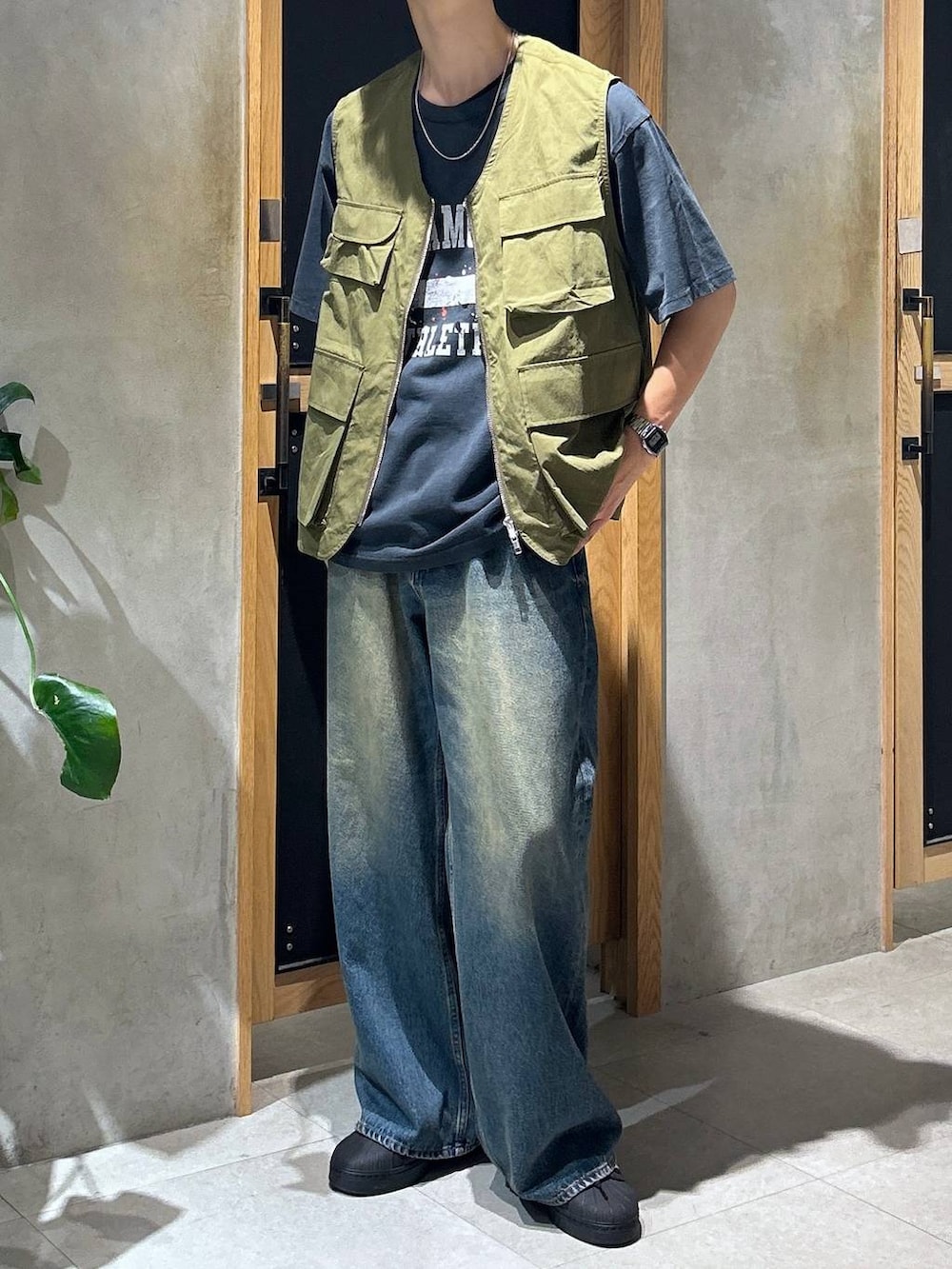 「女子ウケ、ベーシック/シンプル、デート/ロマンティック、春コーデ、ラフ、夏コーデ、モテ、Tシャツ、ネックレス、ワイドパンツ、RAGEBLUE、カジュアル、ベスト、デニムパンツ、ミリタリー」｜「RAGEBLUEのメタルデザインリング（リング、ホワイト系）」を使った、 koutaさん（メンズ・173cm）の夏コーディネートの2枚目の写真
