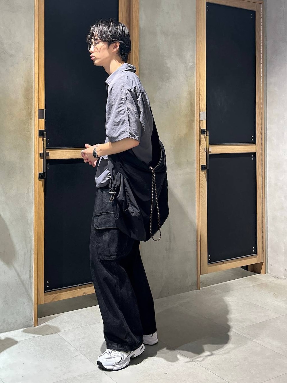 「女子ウケ、ベーシック/シンプル、デート/ロマンティック、春コーデ、夏コーデ、ラフ、モテ、Tシャツ、ネックレス、ワイドパンツ、RAGEBLUE、スニーカー、ショルダーバッグ、ミリタリー、デニムパンツ」｜「NEW BALANCEの【New Balance】MR530SG（スニーカー、ホワイト系）」を使った、 koutaさん（メンズ・173cm）の夏コーディネートの3枚目の写真