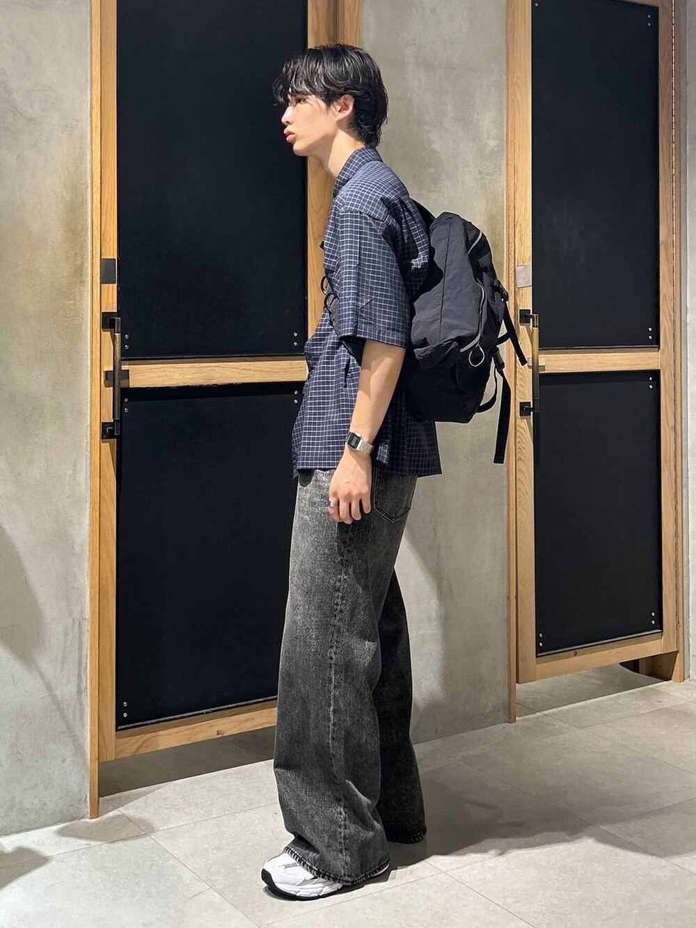 「女子ウケ、ベーシック/シンプル、デート/ロマンティック、春コーデ、夏コーデ、ラフ、モテ、Tシャツ、ワイドパンツ、RAGEBLUE、スニーカー、ショルダーバッグ、カジュアル、デニムパンツ」｜「NEW BALANCEの【New Balance】MR530SG（スニーカー、ホワイト系）」を使った、 koutaさん（メンズ・173cm）の夏コーディネートの3枚目の写真