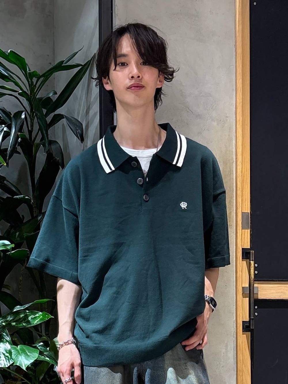 「女子ウケ、ベーシック/シンプル、春コーデ、夏コーデ、ラフ、Tシャツ、ネックレス、ワイドパンツ、RAGEBLUE、シンプルコーデ、きれいめカジュアル、シンプル、タンクトップ、デニムパンツ、フレアパンツ」｜「adidasの【adidas/アディダス】SPEZIAL/スペツィアル/スニーカー（スニーカー、ブラック系）」を使った、 koutaさん（メンズ・173cm）の夏コーディネートの2枚目の写真