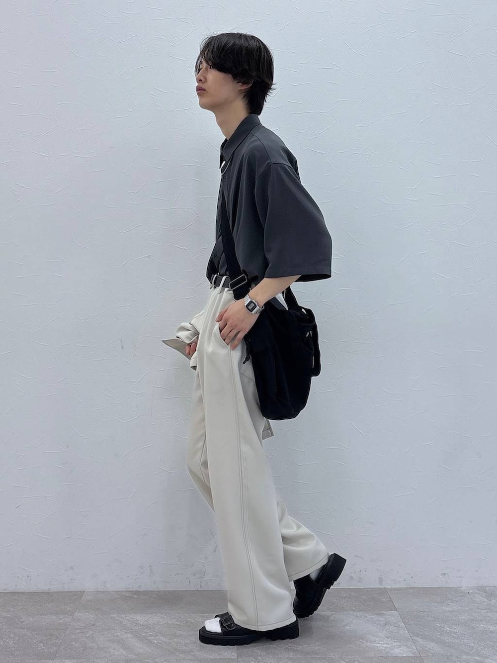 「女子ウケ、ベーシック/シンプル、きれいめ、春コーデ、夏コーデ、ラフ、Tシャツ、ネックレス、ワイドパンツ、RAGEBLUE、シンプルコーデ、きれいめカジュアル、シンプル、シャツ、セットアップ」|「RAGEBLUEのアンティーク風/メタルバックルリアルレザーベルト(ベルト、ブラック系)」を使った、 koutaさん(メンズ・173cm)の夏コーディネートの4枚目の写真