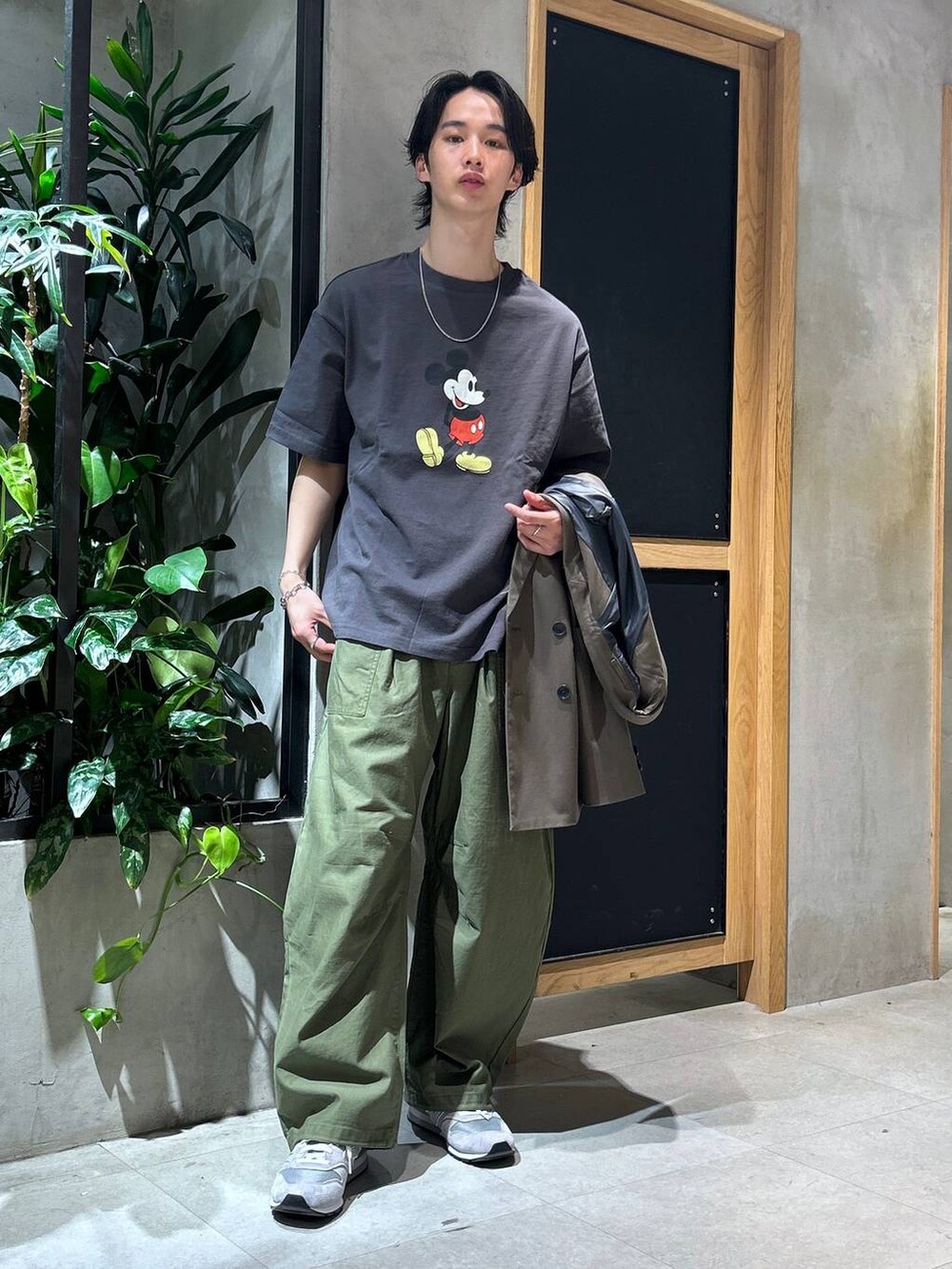 「女子ウケ、ベーシック/シンプル、春コーデ、夏コーデ、ラフ、Tシャツ、ネックレス、ワイドパンツ、RAGEBLUE、シンプルコーデ、シンプル、カジュアル、ミリタリー、テーラードジャケット、スニーカー」｜「NEW BALANCEの【New Blance】CM996 GR2/スニーカー（スニーカー、グレー系）」を使った、 koutaさん（メンズ・173cm）の春コーディネートの7枚目の写真