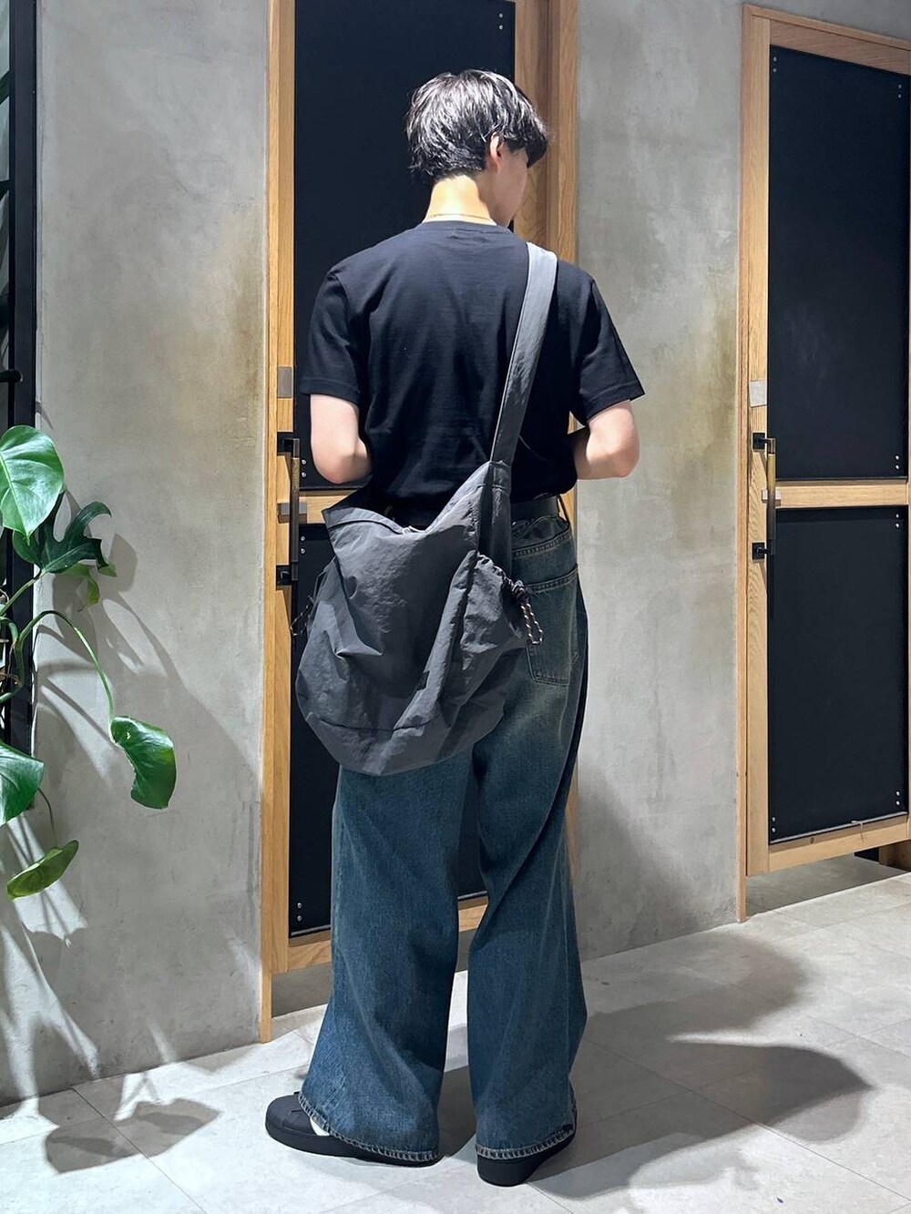 「女子ウケ、ベーシック/シンプル、きれいめ、デート/ロマンティック、春コーデ、夏コーデ、ラフ、モテ、Tシャツ、ネックレス、ワイドパンツ、RAGEBLUE、カジュアル、デニムパンツ」|「GOOD ROCK SPEEDの【GOOD ROCK SPEED/グッドロックスピード】ヴィンテージライク/ロックバンドフォトTシャツ(Tシャツ/カットソー、ブラック系)」を使った、 koutaさん(メンズ・173cm)の秋コーディネートの5枚目の写真