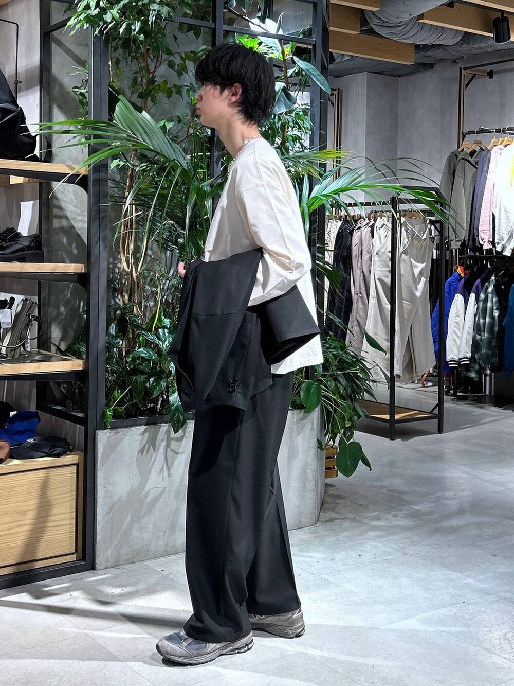「ロンT、女子ウケ、ベーシック/シンプル、春コーデ、ラフ、Tシャツ、ネックレス、ワイドパンツ、RAGEBLUE、シンプルコーデ、きれいめカジュアル、シンプル、カジュアル、セットアップ、スラックス」｜「RAGEBLUEのステンレスデザインショートネックレス（ネックレス、その他）」を使った、 koutaさん（メンズ・173cm）の春コーディネートの4枚目の写真