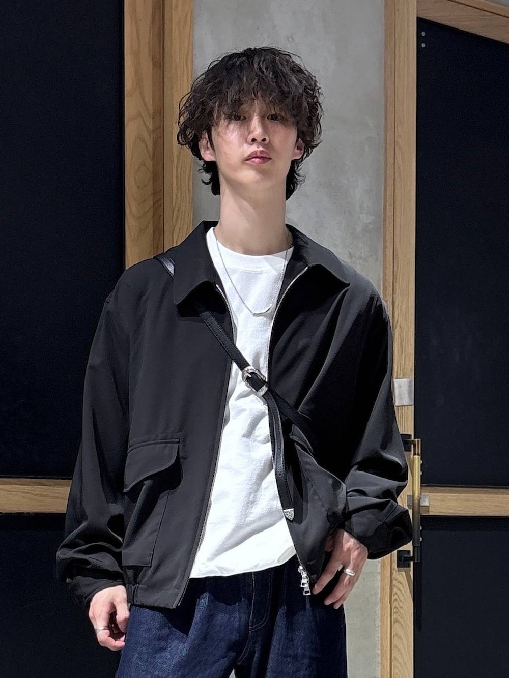 ブラック系のショルダーバッグ、ブラック系のブルゾン、ホワイト系のスウェットを着用したメンズの春コーディネートの7枚目の写真