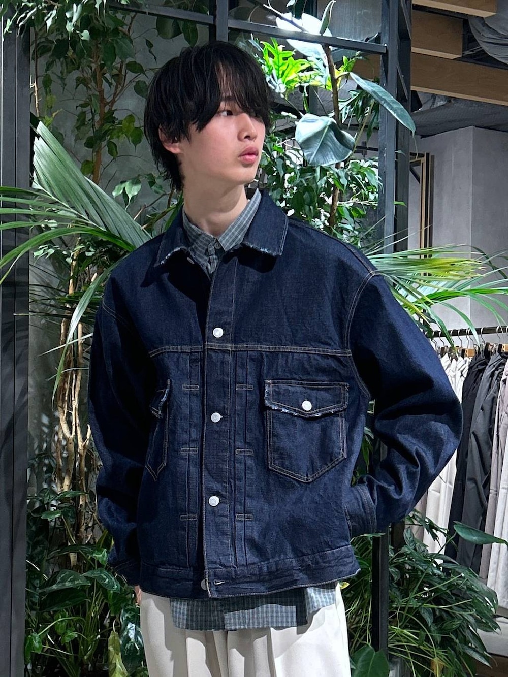 「女子ウケ、ベーシック/シンプル、春コーデ、夏コーデ、ラフ、ネックレス、RAGEBLUE、シンプルコーデ、きれいめカジュアル、シンプル、デニムジャケット、カジュアル、シャツ、スラックス、ローファー」｜「RAGEBLUEの【セットアップ対応】ワイドストレート/イージースラックス（スラックス、ホワイト系）」を使った、 koutaさん（メンズ・173cm）の春コーディネートの2枚目の写真
