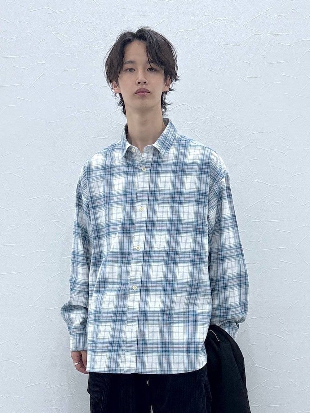 ブラック系のスニーカー、ブラック系のカーゴパンツ、ホワイト系のシャツ/ブラウスを着用したメンズの秋コーディネートの2枚目の写真