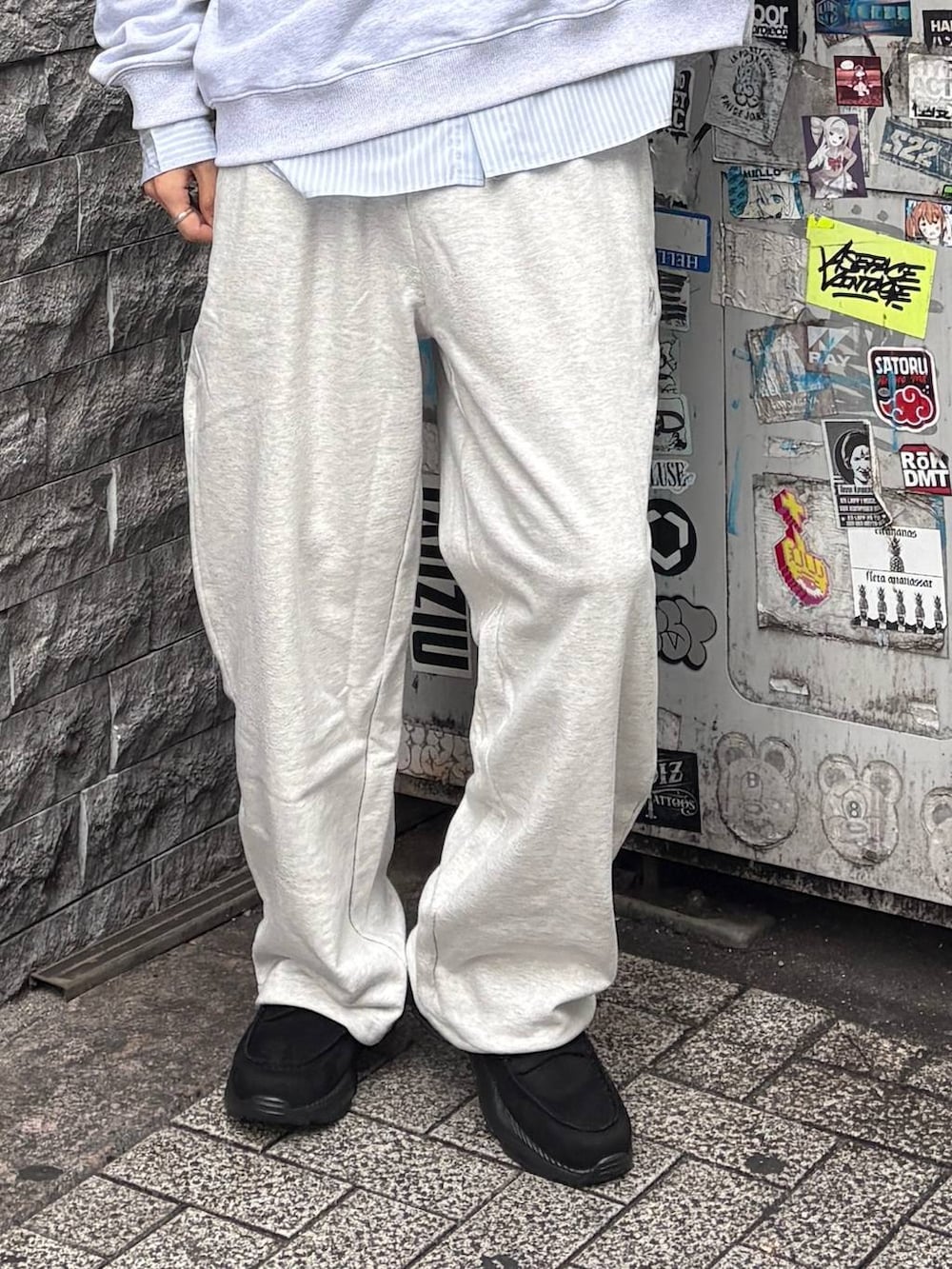 ブラック系のローファー、その他のスウェットパンツ、ブルー系のシャツ/ブラウスを着用したメンズの秋コーディネートの3枚目の写真