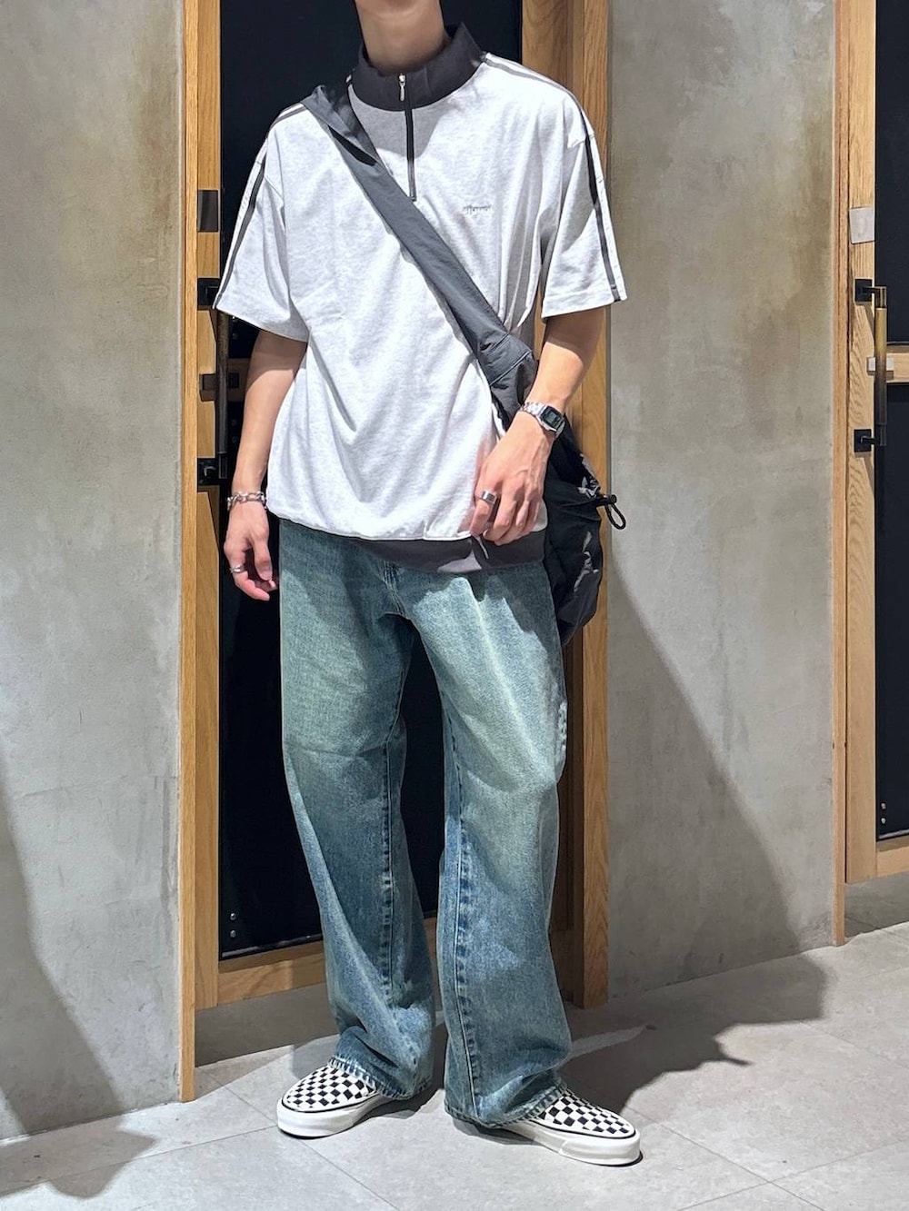 「カジュアル、春コーデ、夏コーデ、ラフ、モテ、女子ウケ、ベーシック/シンプル、デート/ロマンティック、Tシャツ、ワイドパンツ、RAGEBLUE、ショルダーバッグ、デニムパンツ」｜「RAGEBLUEの12オンス/ルーズフィットデニムバギーパンツ5P（デニムパンツ、ブルー系）」を使った、 koutaさん（メンズ・173cm）の夏コーディネートの2枚目の写真