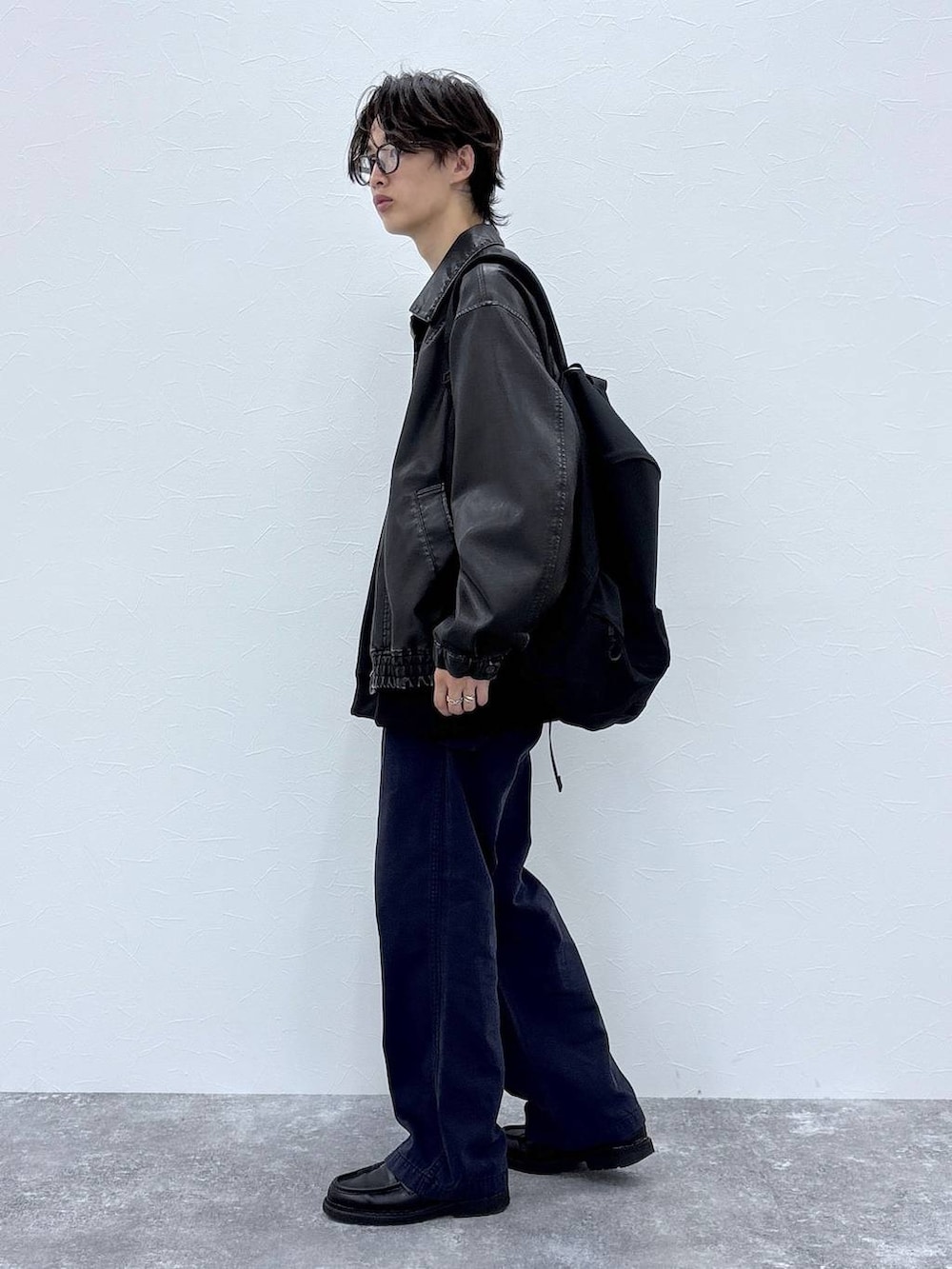 ブラック系のスウェット、ブラック系のブルゾン、ブラック系のバックパック/リュックを着用したメンズの秋コーディネートの8枚目の写真