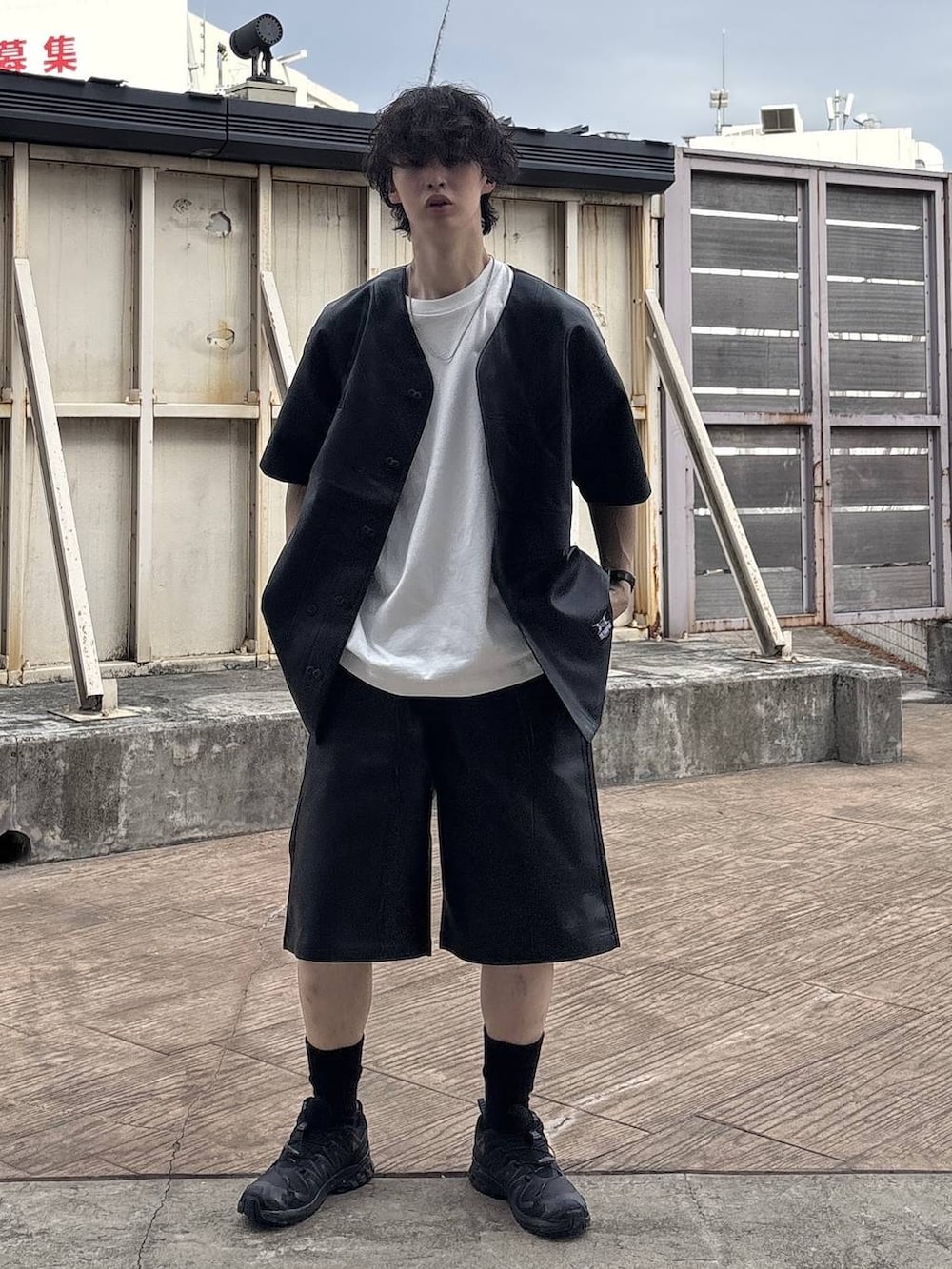 ブラック系のスニーカー、ホワイト系のTシャツ/カットソー、ブラック系のシャツ/ブラウスを着用したメンズの春コーディネートの5枚目の写真