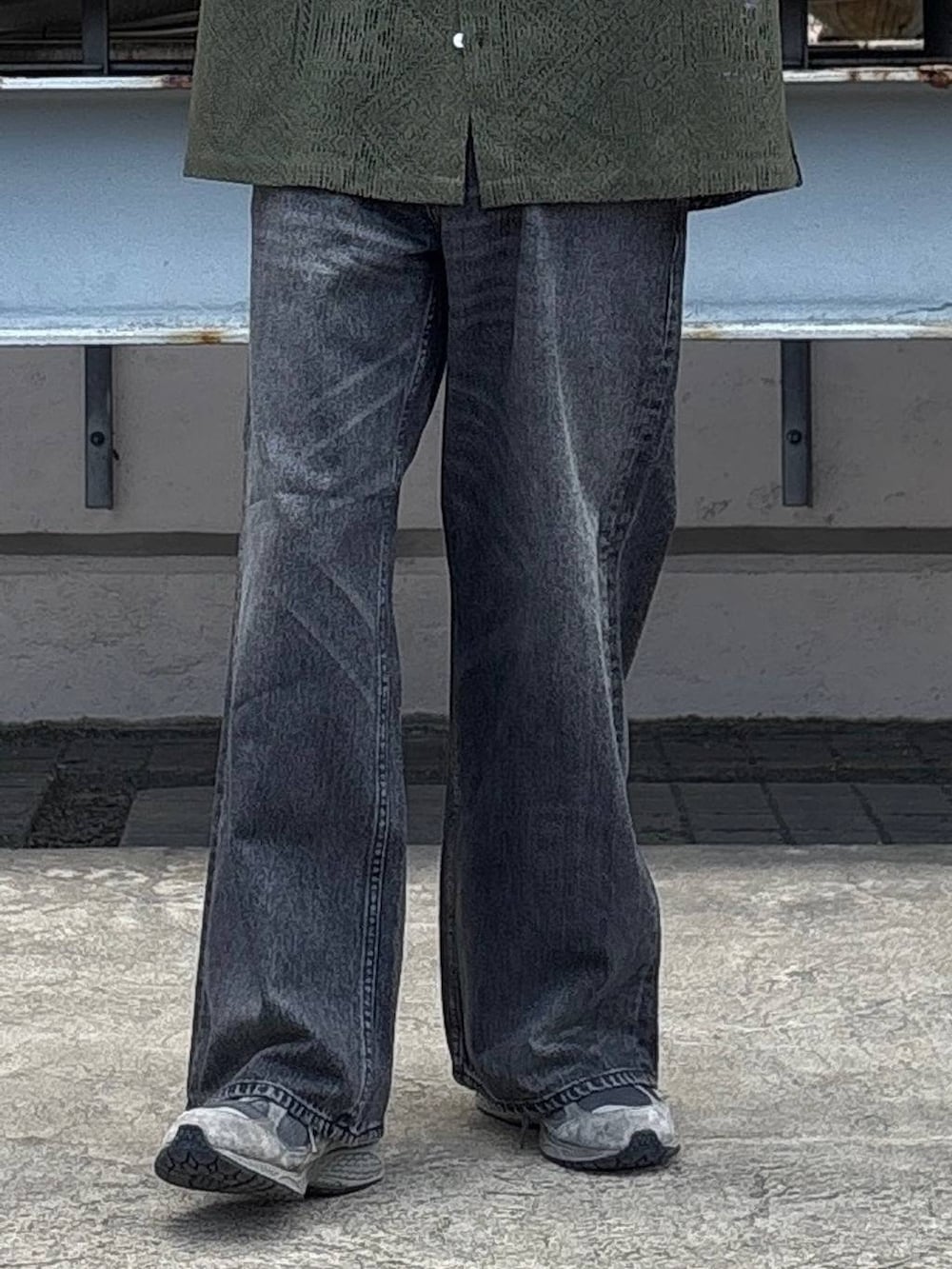 グリーン系のシャツ/ブラウス、グレー系のデニムパンツ、ホワイト系のTシャツ/カットソーを着用したメンズの夏コーディネートの3枚目の写真