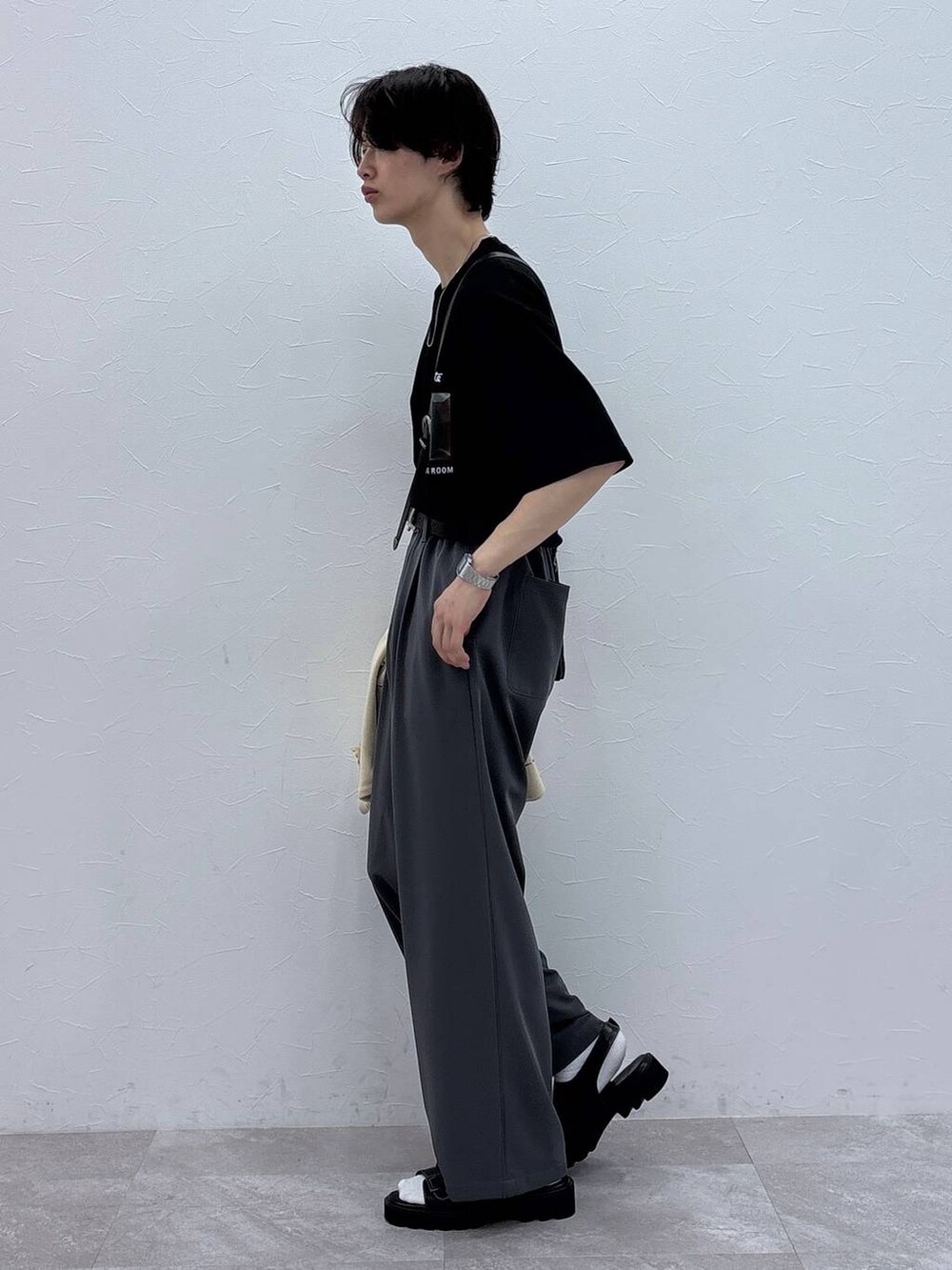 「ベーシック/シンプル、きれいめ、春コーデ、夏コーデ、ラフ、Tシャツ、ネックレス、ワイドパンツ、RAGEBLUE、シンプルコーデ、きれいめカジュアル、シンプル、ベルト、カーディガン、サンダル」｜「RAGEBLUEのアンティーク風/メタルバックルリアルレザーベルト（ベルト、ブラック系）」を使った、 koutaさん（メンズ・173cm）の夏コーディネートの8枚目の写真
