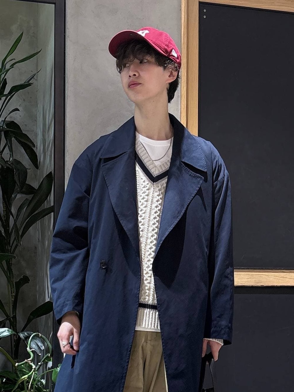 ブラック系のボストンバッグ、ホワイト系のTシャツ/カットソー、ブルー系のその他アウターを着用したメンズの冬コーディネートの7枚目の写真