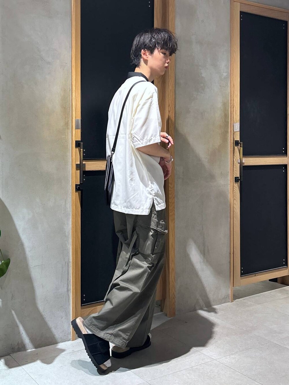 「女子ウケ、ベーシック/シンプル、デート/ロマンティック、春コーデ、夏コーデ、Tシャツ、ネックレス、ラフ、モテ、ワイドパンツ、RAGEBLUE、シャツ、カジュアル、ミリタリー、ショルダーバッグ」｜「RAGEBLUEのM-65/ワイドストレートジャーマンバギーミリタリーカーゴパンツ（カーゴパンツ、グリーン系）」を使った、 koutaさん（メンズ・173cm）の夏コーディネートの4枚目の写真