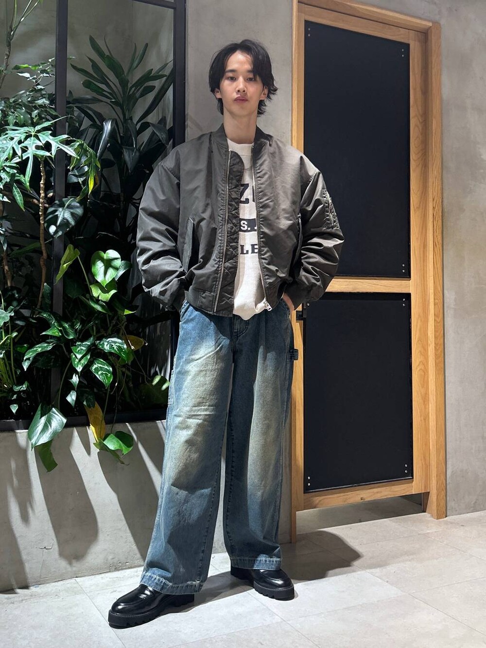 「ミリタリー、女子ウケ、ベーシック/シンプル、デート/ロマンティック、秋コーデ、冬コーデ、ラフ、モテ、Tシャツ、ネックレス、ワイドパンツ、RAGEBLUE、ニット、MA-1、カジュアル」|「RAGEBLUEのwide painter buggy denim pants/ヴィンテージライクデニム/バギーペインターパンツ(デニムパンツ、ブルー系)」を使った、 koutaさん(メンズ・173cm)の秋コーディネートの6枚目の写真