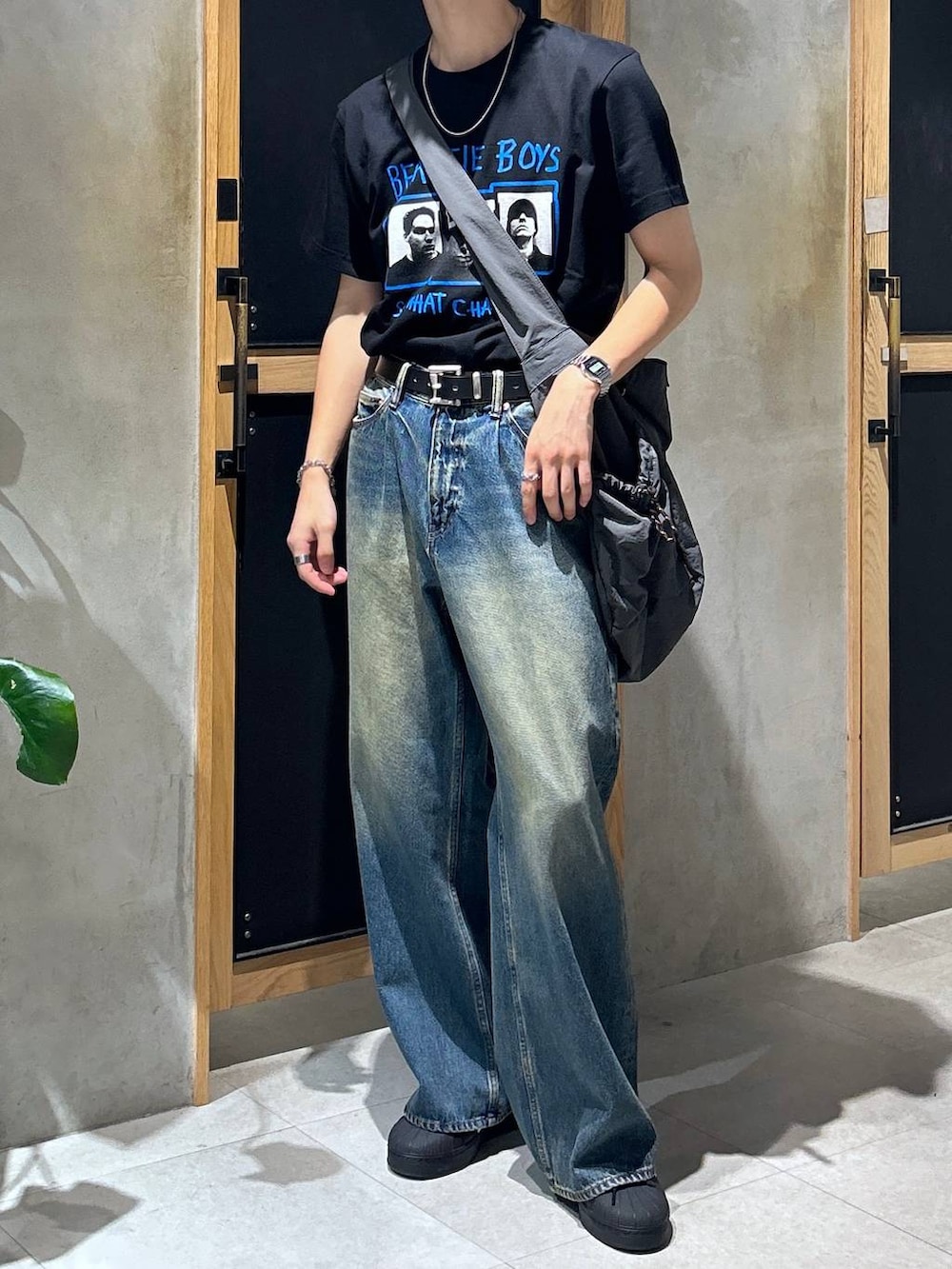「女子ウケ、ベーシック/シンプル、きれいめ、デート/ロマンティック、春コーデ、夏コーデ、ラフ、モテ、Tシャツ、ネックレス、ワイドパンツ、RAGEBLUE、カジュアル、デニムパンツ」|「GOOD ROCK SPEEDの【GOOD ROCK SPEED/グッドロックスピード】ヴィンテージライク/ロックバンドフォトTシャツ(Tシャツ/カットソー、ブラック系)」を使った、 koutaさん(メンズ・173cm)の秋コーディネートの2枚目の写真