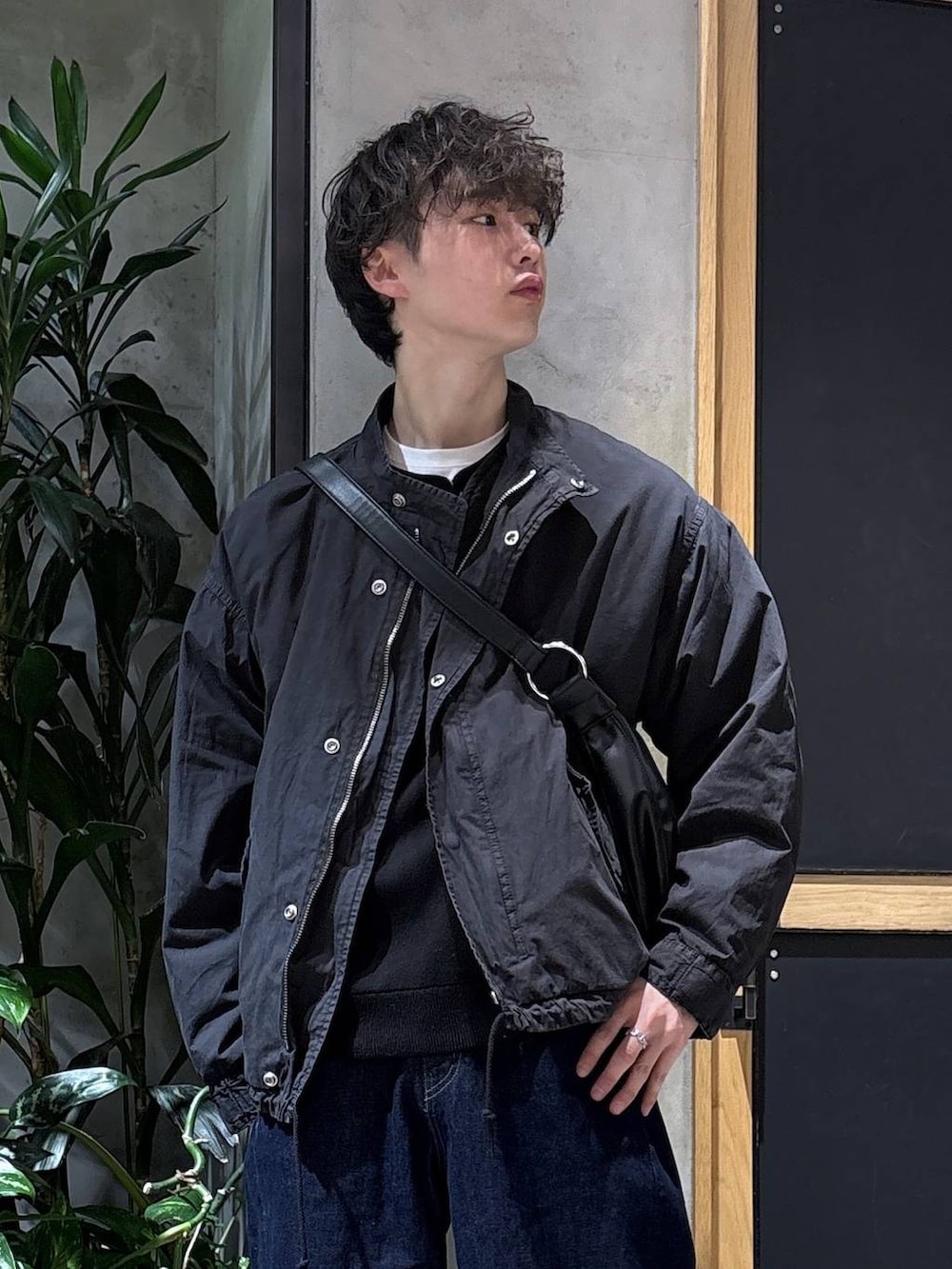 ブラック系のスニーカー、ブラック系のモッズコート、ブラック系のニット/セーターを着用したメンズの冬コーディネートの2枚目の写真