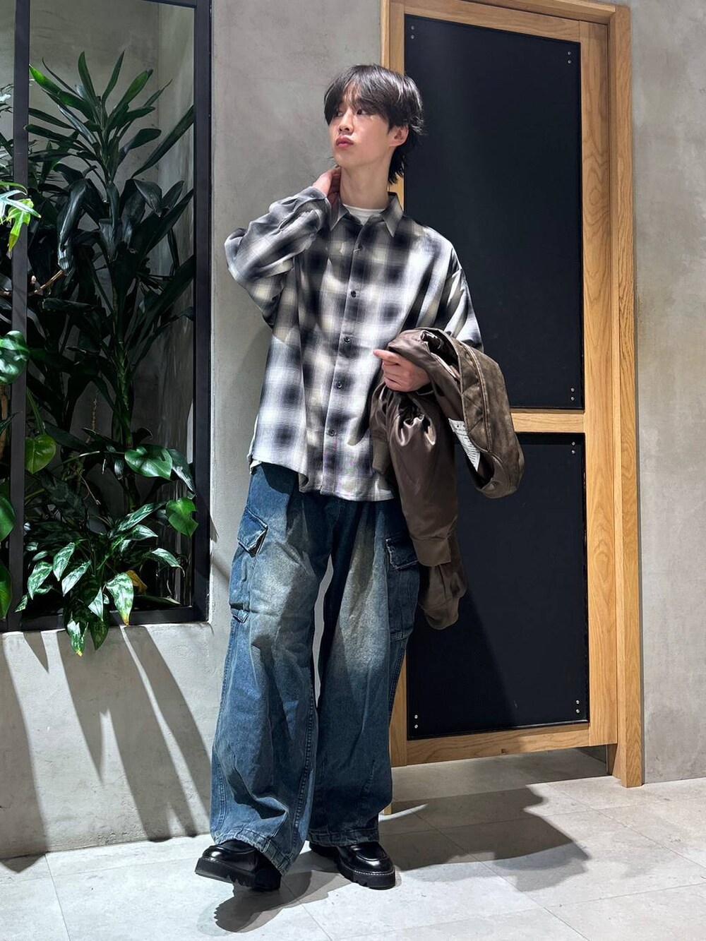 「女子ウケ、ベーシック/シンプル、春コーデ、冬コーデ、ラフ、ネックレス、ワイドパンツ、RAGEBLUE、シンプルコーデ、きれいめカジュアル、シンプル、アウター、ブルゾン、MA-1、レザー」｜「RAGEBLUEのシンセティックレザー/シャークソールシューズ（ドレスシューズ、ブラック系）」を使った、 koutaさん（メンズ・173cm）の冬コーディネートの2枚目の写真