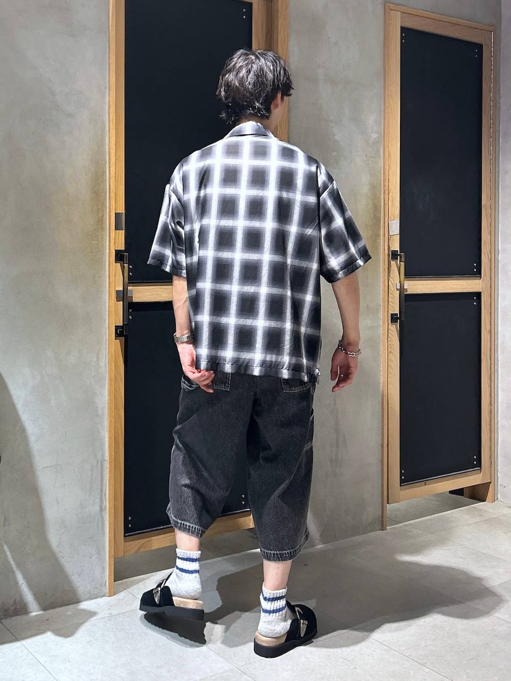 「春コーデ、ハーフパンツ、女子ウケ、ベーシック/シンプル、デート/ロマンティック、夏コーデ、ラフ、モテ、Tシャツ、ネックレス、スラックス、ワイドパンツ、RAGEBLUE、カジュアル、デニムパンツ」｜「RAGEBLUEのウエスタンメタルベルトモックサンダル/シンセティックレザーモックサンダル（サンダル、ブラック系）」を使った、 koutaさん（メンズ・173cm）の夏コーディネートの5枚目の写真