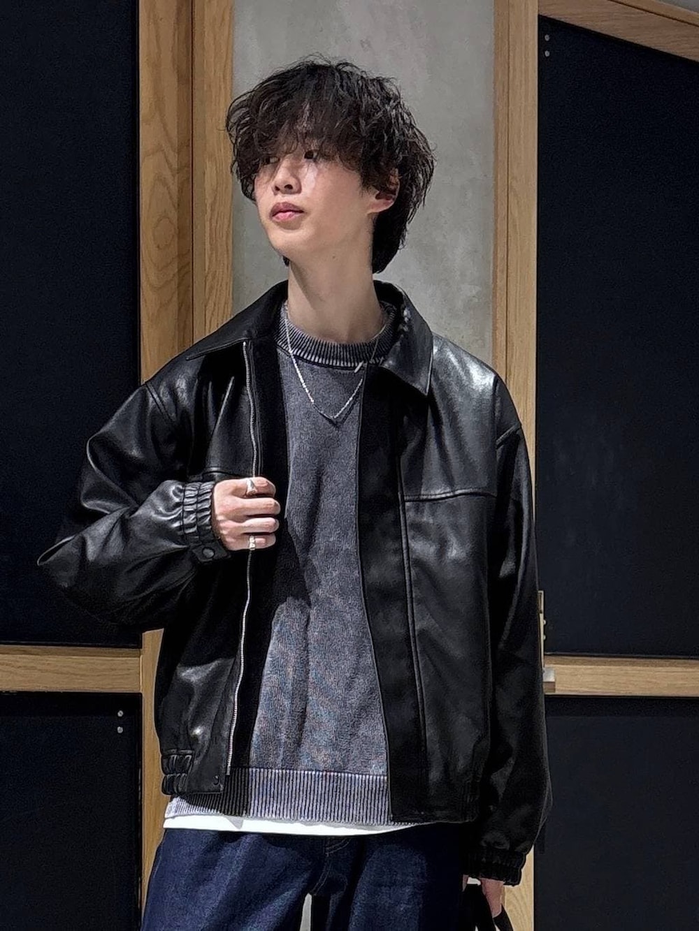 グレー系のニット/セーター、ホワイト系のTシャツ/カットソー、ブラック系のボストンバッグを着用したメンズの春コーディネートの7枚目の写真