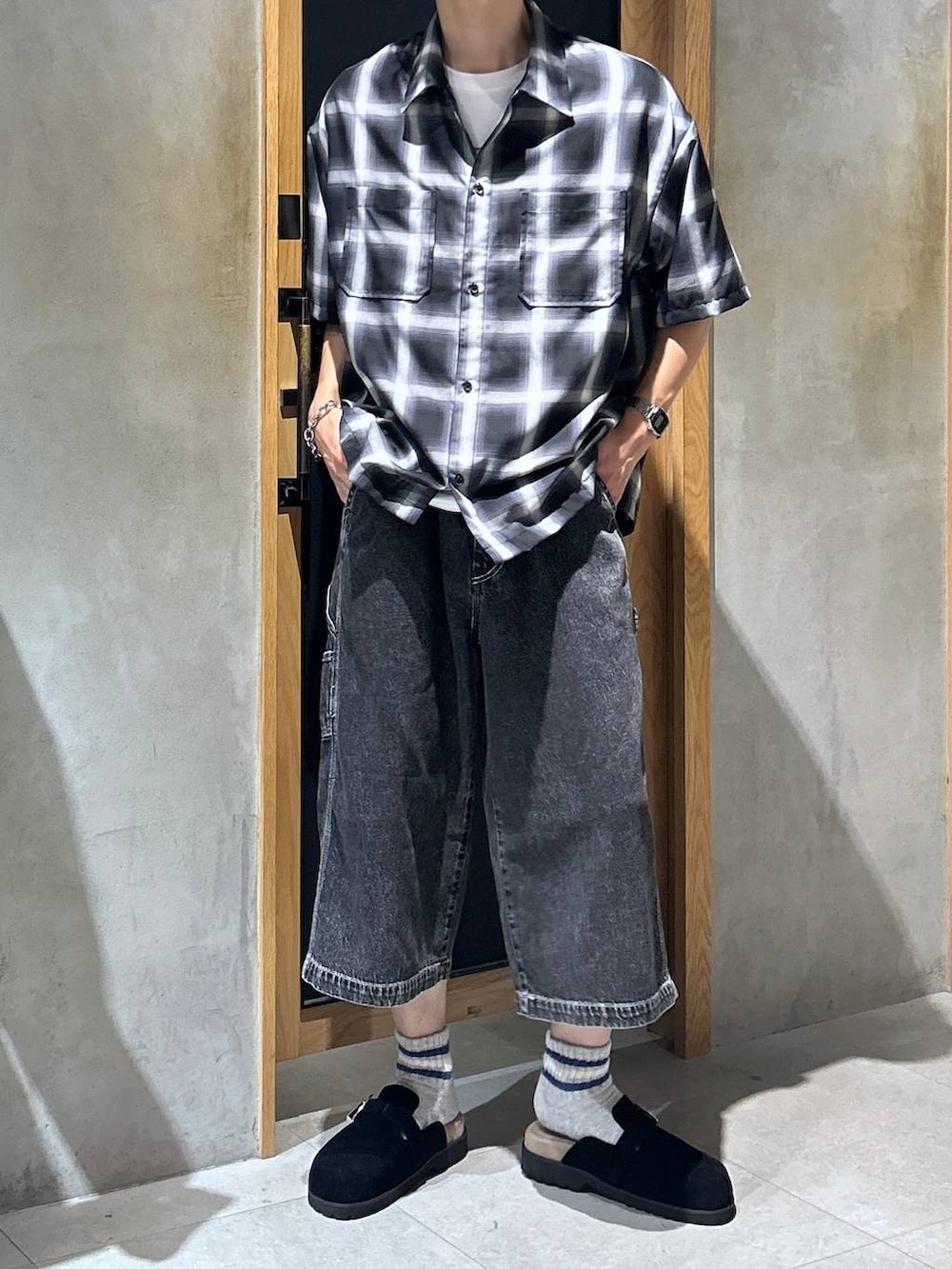 「春コーデ、ハーフパンツ、女子ウケ、ベーシック/シンプル、デート/ロマンティック、夏コーデ、ラフ、モテ、Tシャツ、ネックレス、スラックス、ワイドパンツ、RAGEBLUE、カジュアル、デニムパンツ」｜「RAGEBLUEのウエスタンメタルベルトモックサンダル/シンセティックレザーモックサンダル（サンダル、ブラック系）」を使った、 koutaさん（メンズ・173cm）の夏コーディネートの2枚目の写真