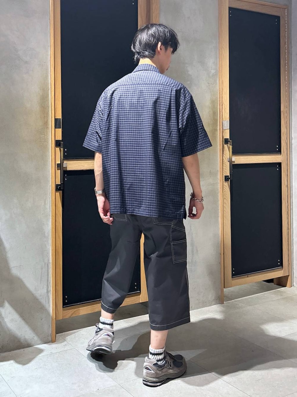 「女子ウケ、ベーシック/シンプル、デート/ロマンティック、春コーデ、夏コーデ、ラフ、モテ、Tシャツ、ネックレス、ワイドパンツ、RAGEBLUE、カジュアル、シャツ、ハーフパンツ、サマーセール」|「RAGEBLUEのフラワー/コインモチーフデザインリング(リング、ホワイト系)」を使った、 koutaさん(メンズ・173cm)の夏コーディネートの3枚目の写真
