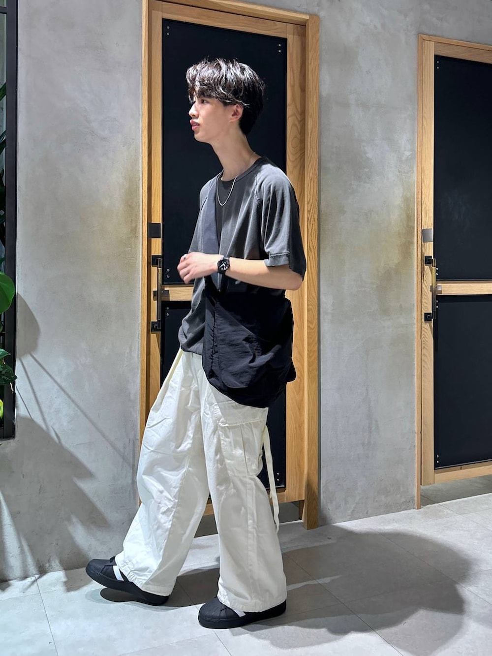 ホワイト系のカーゴパンツ、グレー系のTシャツ/カットソー、ブラック系のショルダーバッグを着用したメンズの秋コーディネートの3枚目の写真