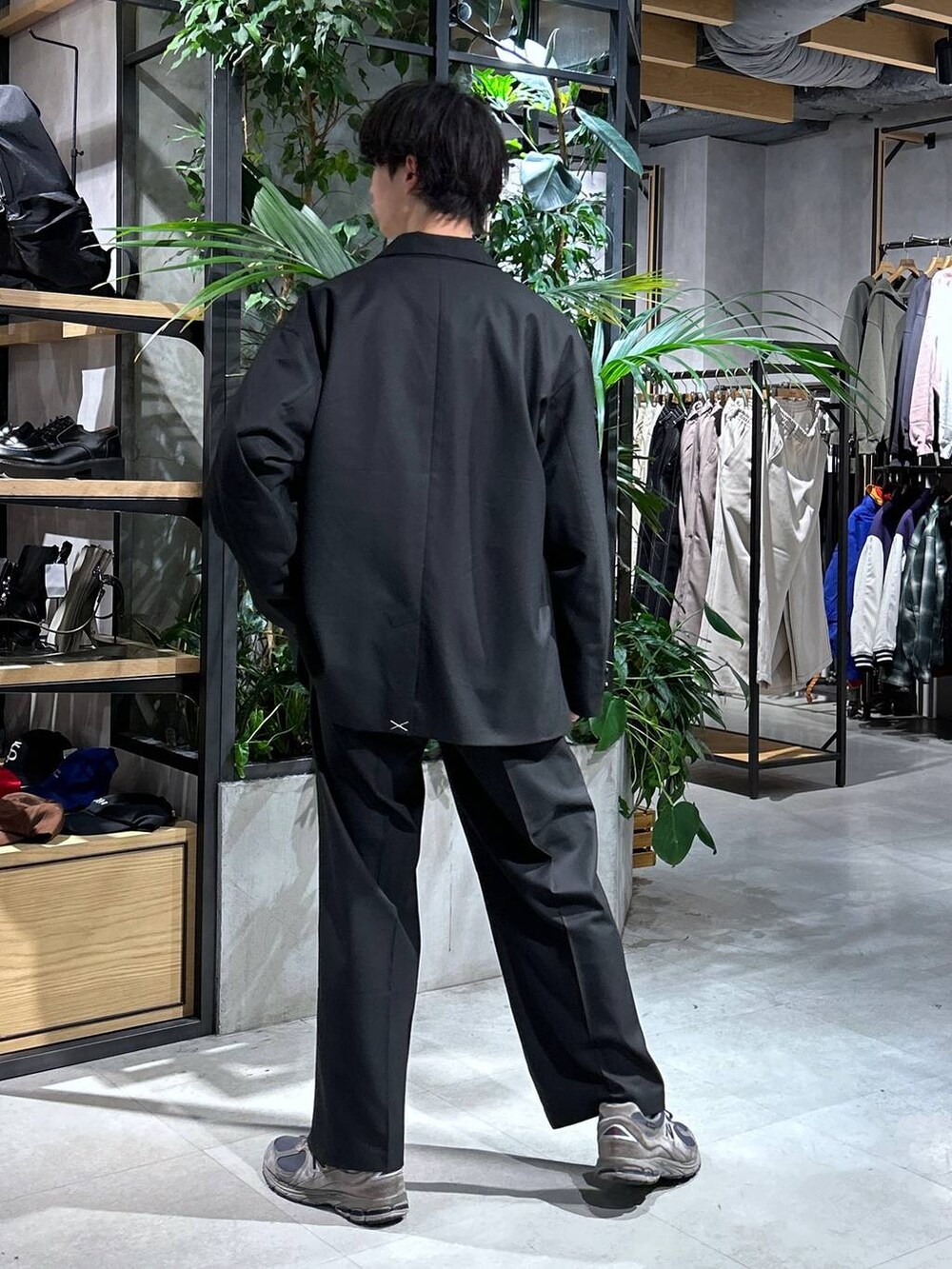 「ロンT、女子ウケ、ベーシック/シンプル、春コーデ、ラフ、Tシャツ、ネックレス、ワイドパンツ、RAGEBLUE、シンプルコーデ、きれいめカジュアル、シンプル、カジュアル、セットアップ、スラックス」｜「RAGEBLUEのステンレスデザインショートネックレス（ネックレス、その他）」を使った、 koutaさん（メンズ・173cm）の春コーディネートの9枚目の写真