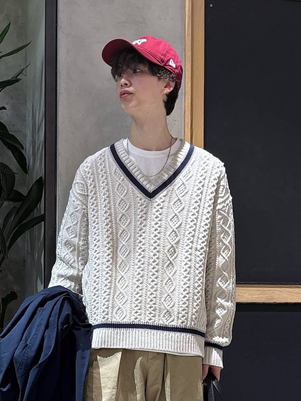 ブラック系のボストンバッグ、ホワイト系のTシャツ/カットソー、ブルー系のその他アウターを着用したメンズの冬コーディネートの2枚目の写真