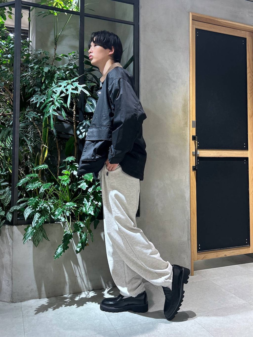 ブラック系のドレスシューズ、ブルー系のニット/セーター、ホワイト系のTシャツ/カットソーを着用したメンズの秋コーディネートの7枚目の写真