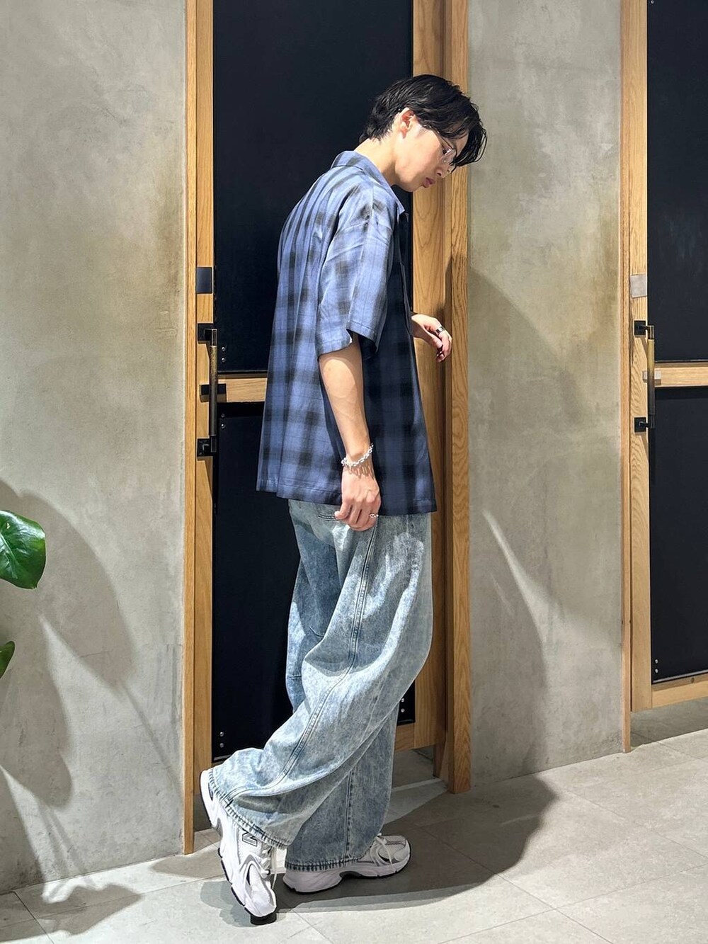 「女子ウケ、ベーシック/シンプル、デート/ロマンティック、春コーデ、モテ、Tシャツ、カジュアル、デニムパンツ、シャツ、夏コーデ、ラフ、ネックレス、ワイドパンツ、RAGEBLUE、スニーカーブーツシリーズ_BAYFLOW」｜「NEW BALANCEの【New Balance】MR530SG（スニーカー、ホワイト系）」を使った、 koutaさん（メンズ・173cm）の夏コーディネートの4枚目の写真